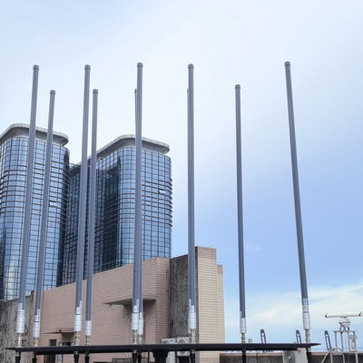 500 मीटर से 2 किमी तक की त्रिज्या वाले उच्च शक्ति वाले यूएवी विरोधी / एंटी ड्रोन जामिंग सिस्टम और 95% तक आर्द्रता जलरोधक IP65 स्टेशनरी स्थापना के लिए